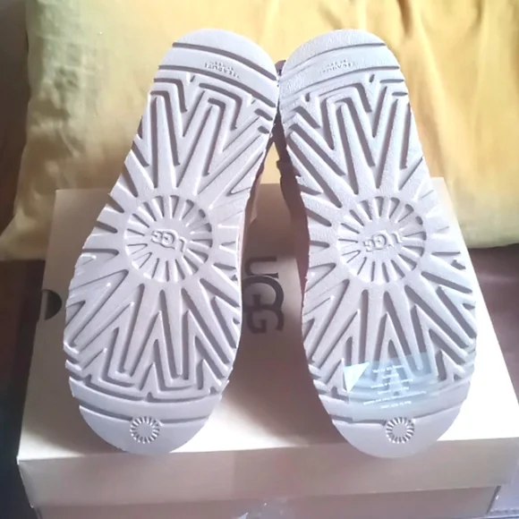 UGG SZ 6 W/ MINI BOW 11 - Picture 3 of 8